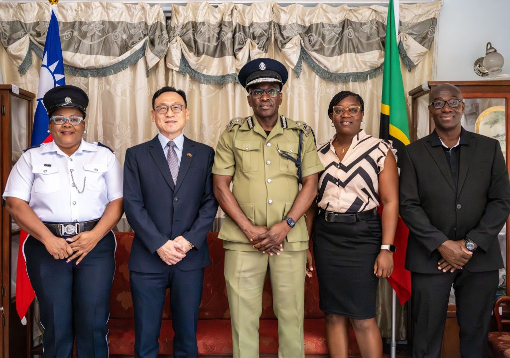 Taiwanese Ambassador Presents to the Security Forces United Club and National Intervention Team